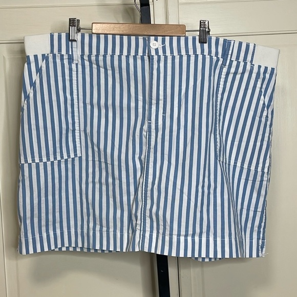 LEE Women’s Skort Blue White Stripe Mid Rise Comfort WaistBand MIDI Size 22M - Picture 1 of 9